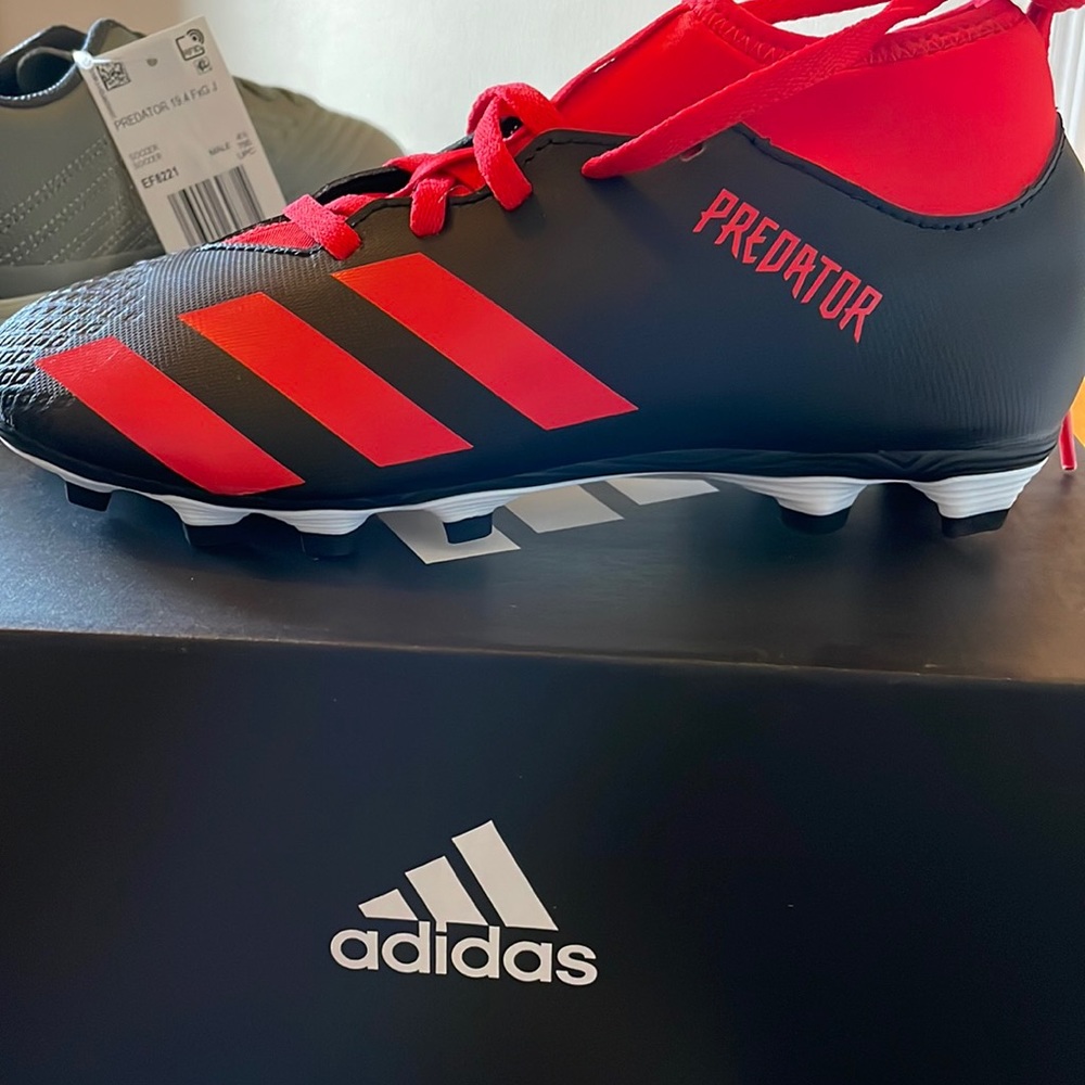 Adidas youth soccer shoes size 4